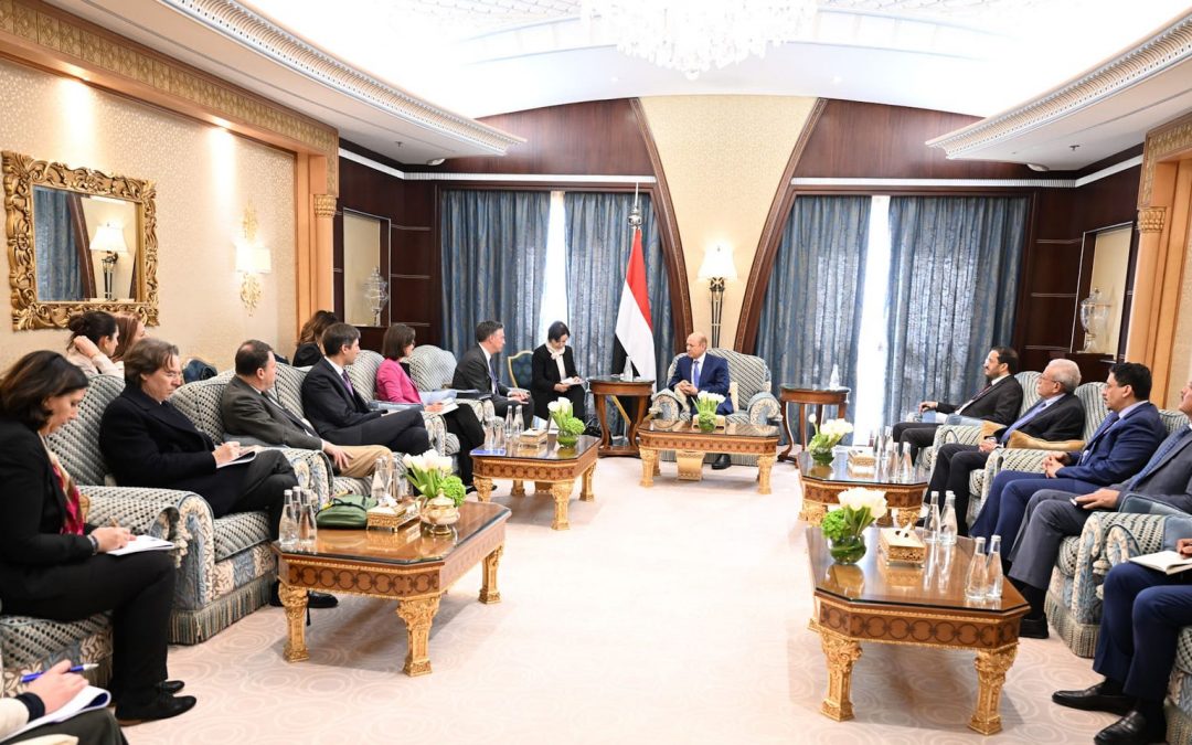 رئيس مجلس القيادة الرئاسي يؤكد اهمية دعم الحكومة الشرعية كخيار لاستعادة السلام والاستقرار في اليمن